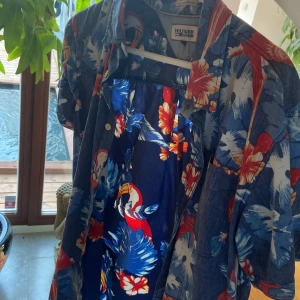 Tommy hilfiger skjorta - Säljer en Tommy hilfiger skjorta för sjukt bra pris och denna skjorta ger verkligen sommar vibbar och passar med allt!! Endast 400⭐️Storlek XL men passar L