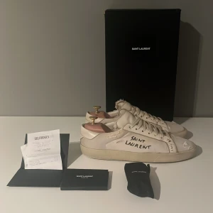 Saint Laurent skor - Saint Laurent court classic canvas, skick: 7,5/10, lite slitningar, utöver den slitna designen. Storlek 42, fits 43. Box, kvitto och extra snören tillkommer. Skriv vid frågor och funderingar.
