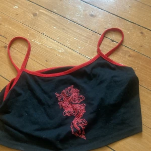 Croptop  - Använt ett fåtal gånger men lappen är bortklippt så vet inte vart den är köpt, fin croptop med en drake på💕🐉