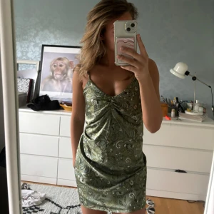 Klänning  - Söt oanvänd klänning från stradivarius💕