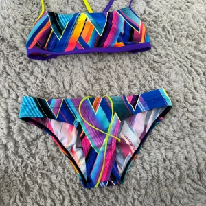 Bikini - En färgglad och gullig bikini som är perfekt för bad och träning. Den åker inte av om man dyker eller hoppar i vattnet eftersom den sitter pt tajt och är gjord för träning i vattnet👙 Köparen står för frakt☺️