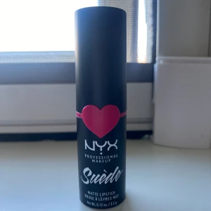 NYX Suéde Matte lipstick clinger - Rosa läppstift från lyko, aldrig använd. Tyvärr blivit lite skadad av locket (se bild 4) annars som ny:)