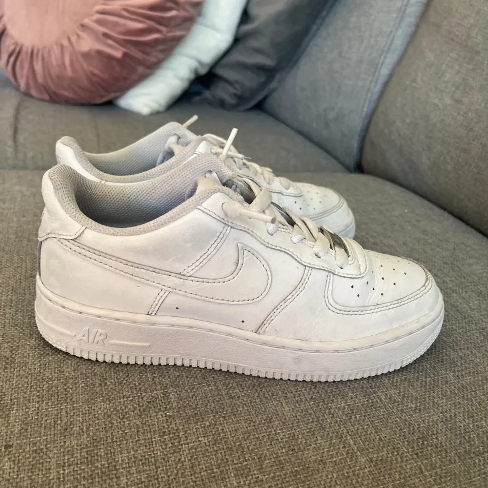 air force 1 skor, vita i storlek 36,5 innermått 23,5 cm.  väldigt bra skick! . Skor.