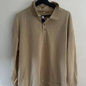 Beige tröja - Min lillebror har blivit 195 så vuxit ur en del kläder som jag nu säljer åt honom🤝 Vill ni ha bilder på hur kläderna sitter på så är det bara att skriva så löser vi☀️☀️  Denna är helt oanvänd☺️