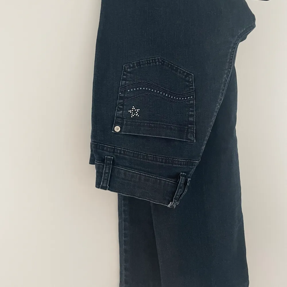 Vintage jeans i fint skick Midjemått ~78cm Straight leg, alla glitter stenar sitter kvar. Jeans & Byxor.