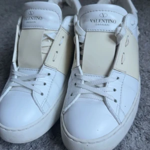 Valentino Garavani skor  - Säljer mina Valentino Garavani Open skor då jag inte riktigt gillar färgen!  Väldigt fint skick😊