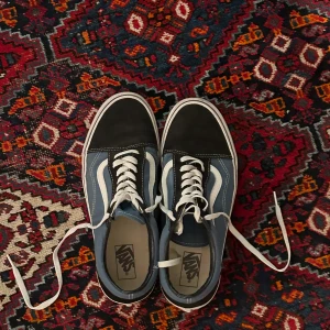 Vans - Ett par vans. Använda en gång, tyvärr för små. Nypris runt 850 spänn.