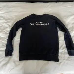 Säljer min Peak Performance tröja eftersom att den är för liten för mig