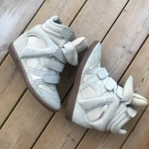 Isabel Marant skor - Beige Isabel Marant skor🤍 Väldigt bra skick! Medföljer en kartong och dustbag. Nypris är ca 5000kr! Är öppen för prisförslag 