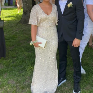 Balklänning - Säljer min balklänning som endast är använd kväll under balen 🥂 Köpt ny för 2800kr