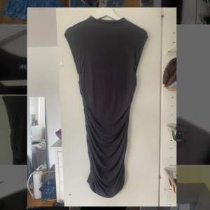 Kort mörkgrå klänning från Gina tricot i storlek M. Aldrig använd. 