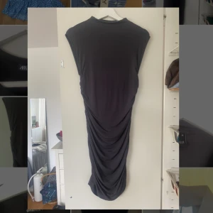 Kort klänning från Gina tricot  - Kort mörkgrå klänning från Gina tricot i storlek M. Aldrig använd. 