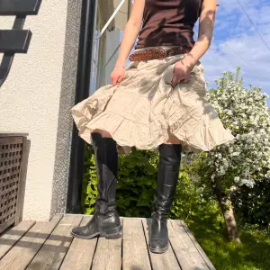 Beige/Grå lågmidjad kjol perfekt till sommaren☀️ Volanger som lägger sig så fint i vinden. 