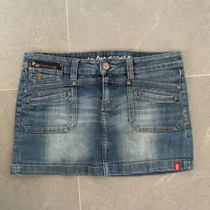 Lågmidjad jeans kjol från 1998, men som fortfarande är i fint skick.☀️