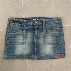 Jeans kjol  - Lågmidjad jeans kjol från 1998, men som fortfarande är i fint skick.☀️