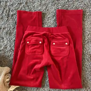 Jättefina röda juicy couture byxor ❤️ Ena silver grejen har gått sönder och de är uppsydda så att de passar någon runt 158-ca 165cm ❤️ Ena sömnen har gått upp lite men de går att fixa!