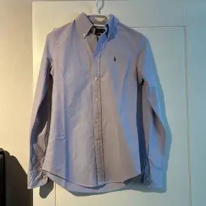 Snygg Ralph Lauren skjorta. Skick 9/10. Ser helt ny ut. Säljer då den är för liten. Skriv gärna om du har funderingar. Priser går att diskutera vid snabb affär🙂