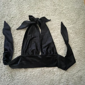 Snygg festtopp!! - Snygg topp i siden material från Gina perfekt till fest🥰aldrig använd, tryck gärna på köp nu❤️