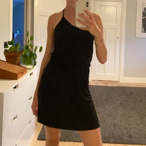 Halterneck klänning Filippa K - Svart klänning me halterneck från Filippa K. Snören som knyts i nacken. Så fin sommarklänning!!🌟🌟  Storlek small men stretchig så passar nog även xs och medium. Fint skick!