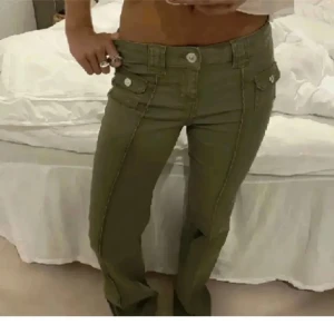 Gröna jeans från hm - Säljer mina gröna jeans från hm! 💓💓 Storlek 32, kom privat för egna bilder💓💓