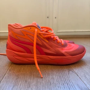 LaMelo Ball PUMA MB.02 - Säljer mina MB.02!! Skorna är nästa helt nya, använt Max 5 gånger. Väldigt sköna och har helt sjuuukt grepp. SKICKAS I ORGINAL BOXEN!!! Säljs pga att jag har slutat spela basket (tryck gärna på köp nu) - Retail priset ligger på 130 USD$ 🏀