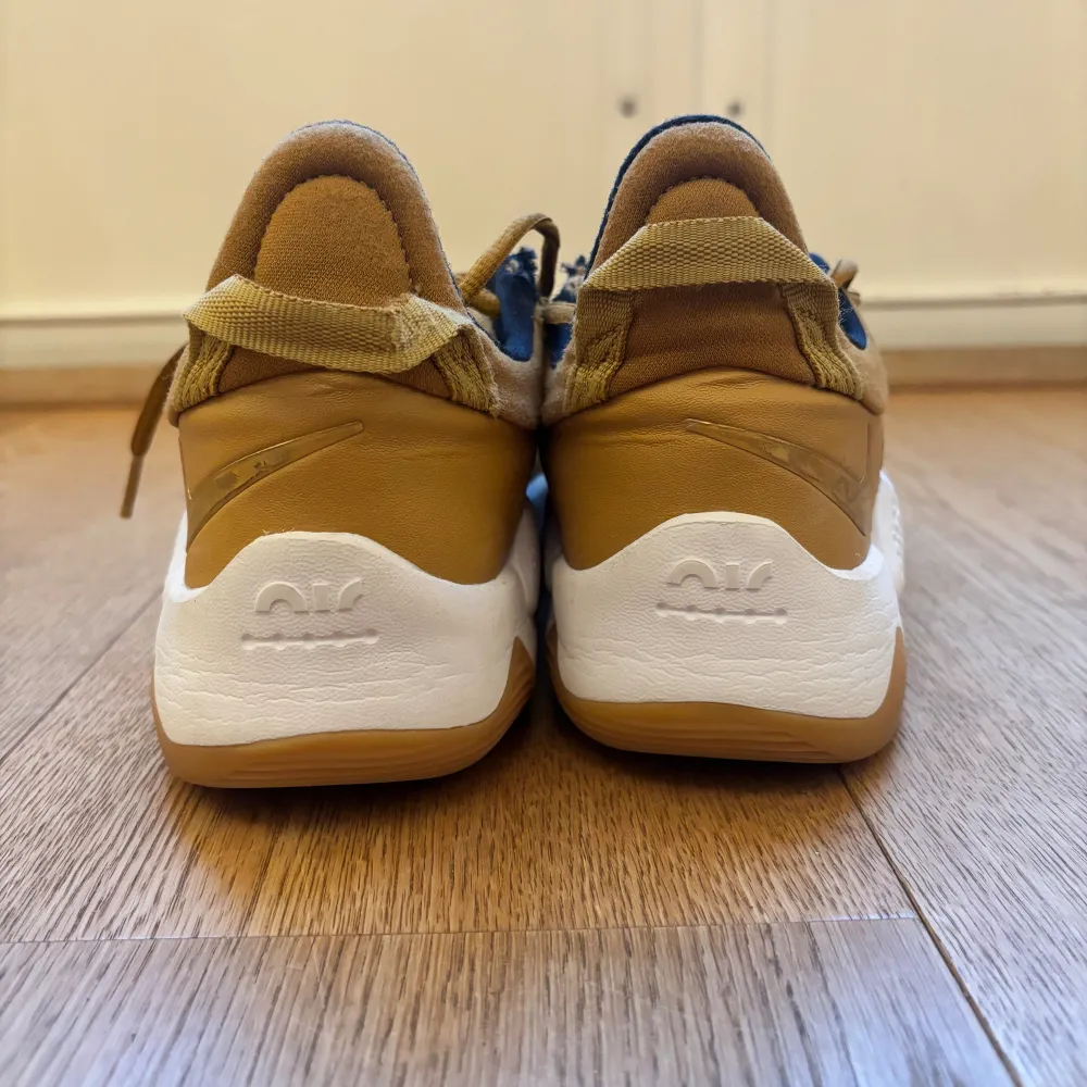 Säljer mina PG 5’s!! Super sköna o bra grepp, knappt använda. Har dock fått en liten skada på baksidan av vänstra skon (se bild 3) Säljs pga att jag har slutat spela basket (tryck gärna på köp nu) - retail priset är 142-417 USD$🏀. Kengät.