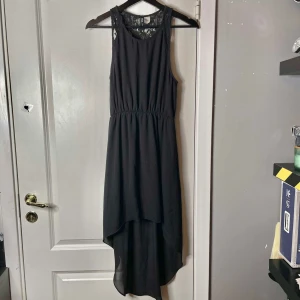 Svart klänning - Klänning storlek 34 i bra skick. Är 172 ock klänningen går ner till mina knän på framsidan och är längre på baksidan.