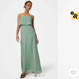 Balklänning - Säljer denna klänning, aldrig använd, bara testad 1 gång! Nypris 700 säljer för 400! 