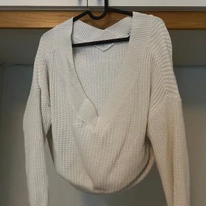 Vit stickad tröja - Säljer denna snygga off-shoulder vita stickade tröjan ifrån NAKD! Pris kan diskuteras 🥰