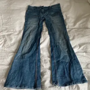 jättefina lågmidjade jeans i väldigt bra kondition!! ⭐️⭐️midjemått : 42 innerbenslängd: 78 (har inga bilder på tyvärr)