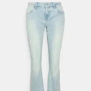 Slutsålda lågmidjade jeans från LTB, ljusblå flared i modellen ROXY. Köpta för 859, fof i nyskick, sänder dirket för 450. Går att diskutera, hör även av er för med info/bilder!