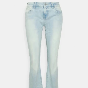 LTB jeans lågmidjade  - Slutsålda lågmidjade jeans från LTB, ljusblå flared i modellen ROXY. Köpta för 859, fof i nyskick, sänder dirket för 450. Går att diskutera, hör även av er för med info/bilder!