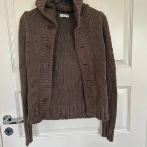 Brun stickad kofta - Jättefin kofta köpt second hand som tyvärr var för liten  Skulle passa en xs eller en liten s
