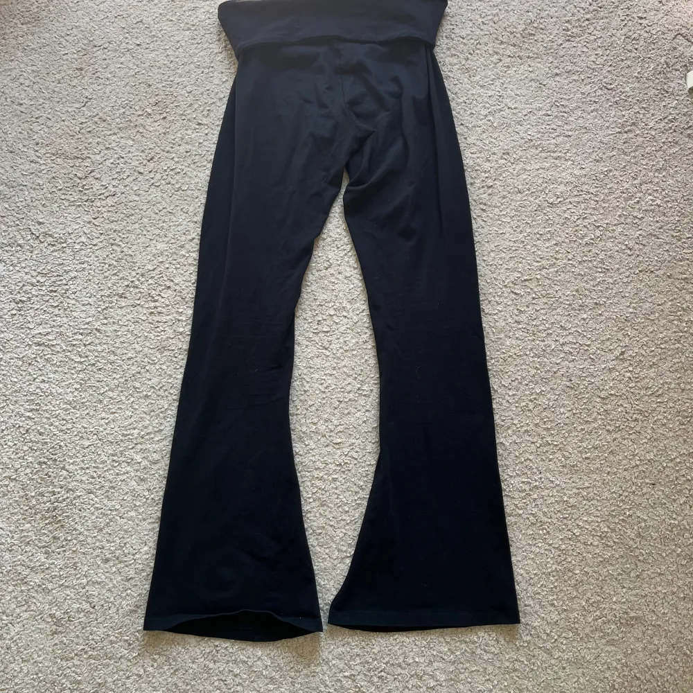Svarta bootcut tights från primark (Superfina men tyvärr för små för mig)💞 Kan användas som båda highwaist och lowwaist. . Jeans & Byxor.