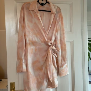 Sommarklänning gina - Perfekta sommarklänningen från Gina! Endast använd vid ett tillfälle, som ny. Färgen är lite varmare i verkligheten. Storlek 42. 