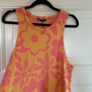Härlig sommarklänning zara - Härlig blommig sommarklänning från zara som aldrig är använd. Stoelek L men mer som en m/l. 