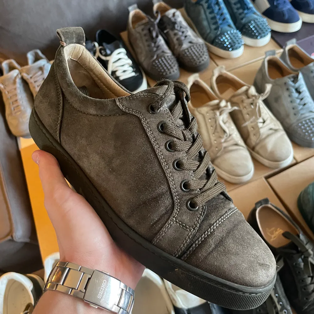 Louboutin Louis Junior Sneakers Olivgrön Size 41 fits 42 Cond 7.5/10 Box och extra snören medföljer!. Skor.