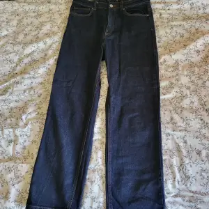 Raka mörkblå Carin Wester jeans i helt nyskick. Oanvända!! Storlek 40