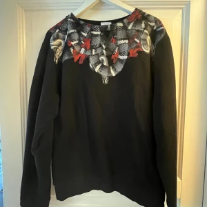 Marcelo burlon sweatshirt - Tröjan är storlek S men sitter som M-L. Nästan aldrig använd då den var för stor för mig. Nypris ca 5000kr