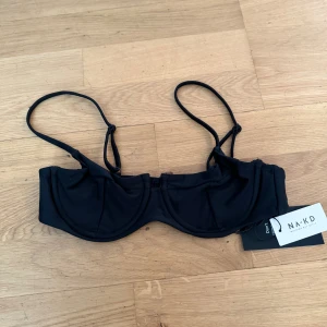 Bikini  - Bikini överdel!! Hade råkat köpa fel storlek😅, helt ny! Bara testad!💖 Köptes för 200! 