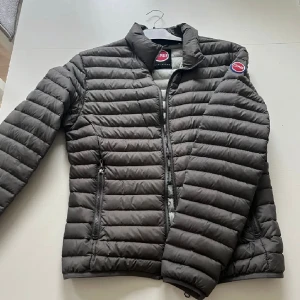 Colmar Jacka - Säljer min gamla Colmar Jacka. Jag säljer min gamla colmar jacka eftersom den är för liten för mig och kommer inte till användning! Jag är öppen för diskussion angående priset!