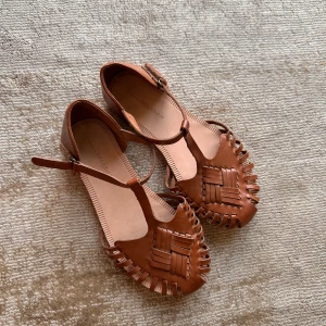 Zara Girls läder sandaler flicka storlek 30  - Som nya! Använda vid ett tillfälle 