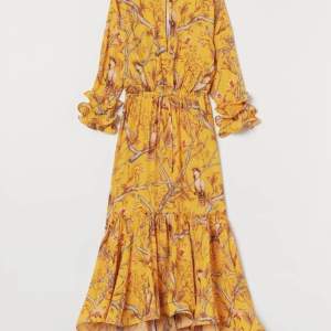 Perfekt klänning till midsommar! Från den exklusiva kollektionen Johanna Ortiz x H&M Som sålde slut direkt.  Volanger vid ärmar och nedtill. Xs men passar även small. Använd 1 gång 