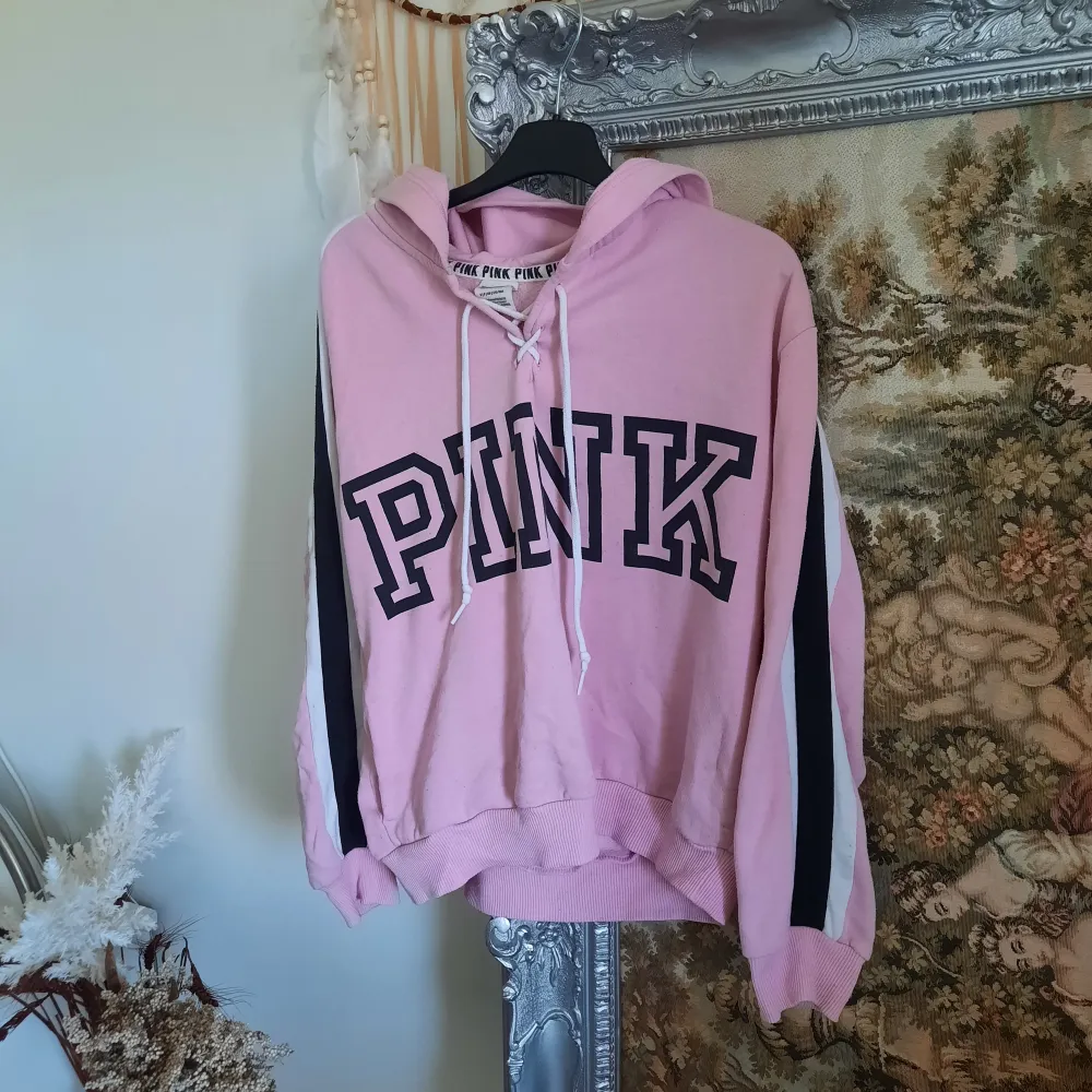 Rosa vintage tröja från Victoria's Secret i strl S, säljer för att jag inte använder längre, är i jätte fint skick💖. Hoodies.