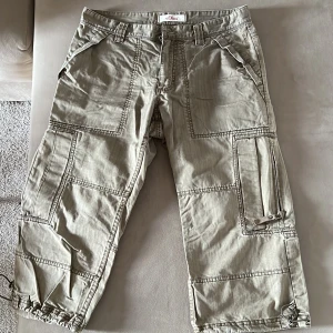 Beige shorts - Shorts som är i gott skick knappt använda storlek M men finns ingen storleks etikett hör av dig vid frågor 