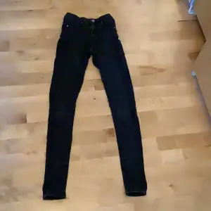 Ett par svarta skiny jeans från never denim. Strl xs🌸 säljer då de inte kommer till användning🌸 skriv prisförslag privat, kom privat vid fler bilder eller funderingar🌸