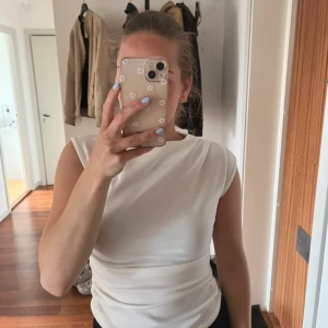 Bohoo tröja  - Köpte precis begagnat men den var tyvärr för liten. Jättefin tröja i övrigt och endast några trådar som gått upp längst ner (se bild 3) men verkligen inget man lägger märke till själv ens. 