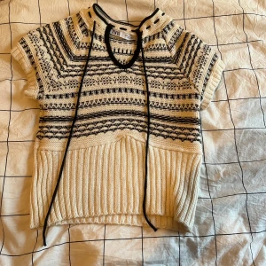 Mönstrad tröja -  mönstrad tröja från Sara i storlek M. Den är väldigt liten för storleken så skulle nog passa bra på som S. Ny skick endast använd 1-3 gånger❤️ ⚠️ tryck inte på köp nu ⚠️ Skriv vid fler frågor💓