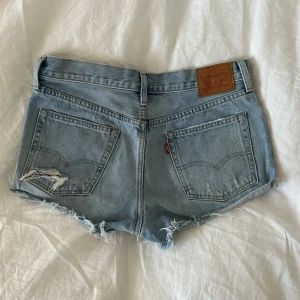 Levis jeansshorts - Helt perfekta blåa jeansshorts från levis. Superbra kvalitet, i storlek w28! 💕💕