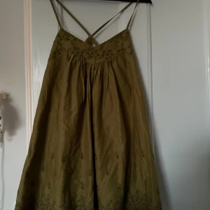 Sommarklänning  - Grön sommarklänning från zara. Jättefint mönster upp och nertill. Nyskick med prislapp. Originalpris 399kr